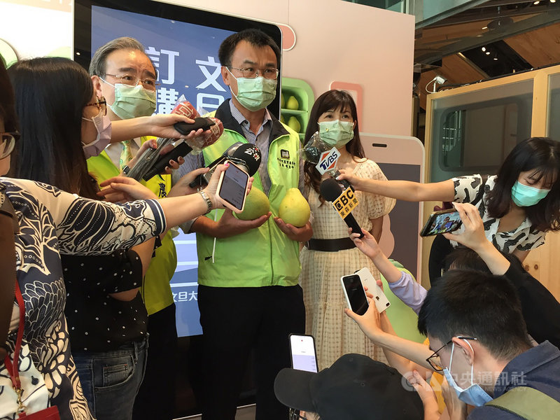 農委會主委陳吉仲(後右2)表示,明年起將投注新台幣92億元推動自動化、機械化及智慧農業,這是4年期的「農糧產業省工機械化及設備現代化」計畫,已獲行政院核定。中央社記者楊淑閔攝 110年9月7日