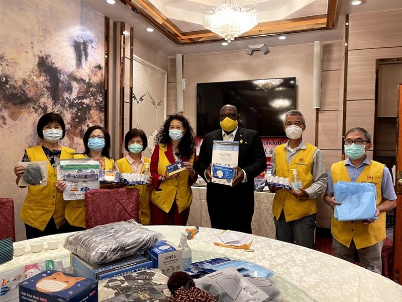 聖克里斯多福及尼維斯總理哈里斯(右三)6日訪問美國洛杉磯,與台灣僑胞創立的慈善團體幫幫忙基金會見面。中央社記者林宏翰洛杉磯攝 110年9月7日