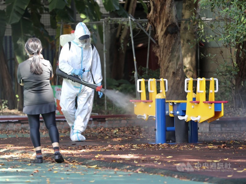 新北市某幼兒園爆發COVID-19群聚感染。圖為防疫人員進行校園環境消毒。中央社記者張皓安攝 110年9月7日