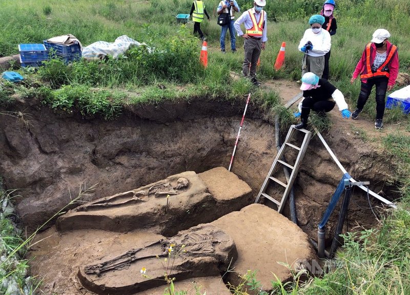 嘉義市鐵路高架化進度已3成多,今年挖到2具初判是2500年前先人,遺骸7日出土,點交給南科考古館暫存維護。2具遺骸為一對男女,初判是親屬。中央社記者黃國芳攝 110年9月7日