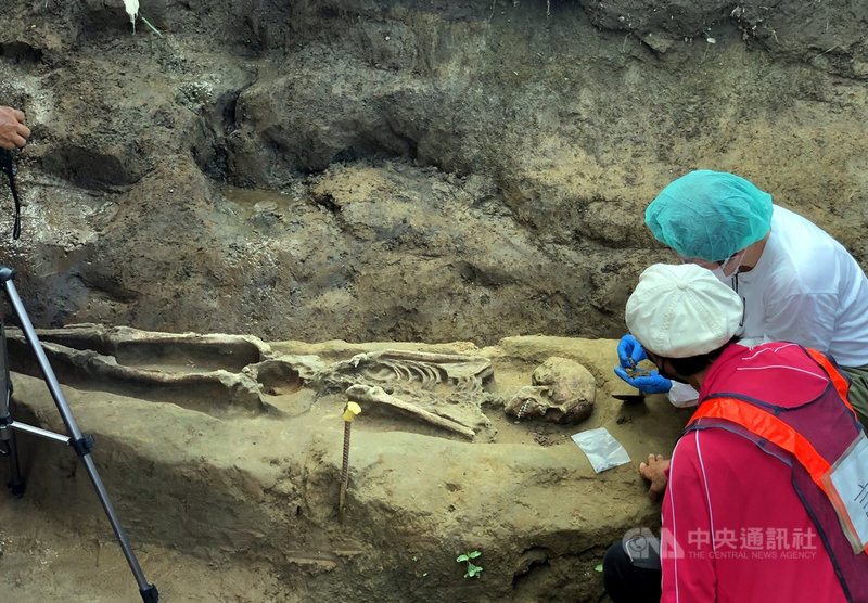 嘉義市鐵路高架化進度已3成多,今年挖到2具初判是2500年前先人,遺骸7日出土。圖為工作人員準備進行挖掘。中央社記者黃國芳攝 110年9月7日