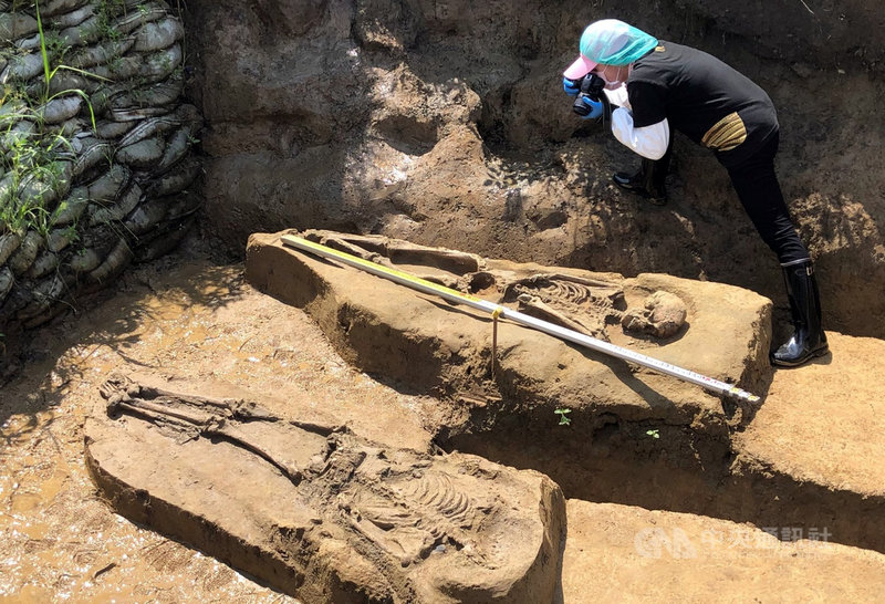 嘉義市鐵路高架化進度已3成多,今年挖到2具初判是2500年前先人,遺骸7日出土。工作人員執行挖掘動作前,先進行拍照存證。中央社記者黃國芳攝 110年9月7日