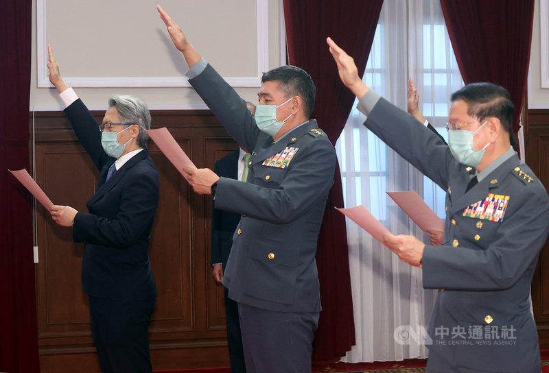 「新任行政院、考試院、國家安全會議及中央研究院政務人員宣誓典禮」7日在總統府舉行,宣誓人由中央研究院院長廖俊智(左)帶領宣讀誓詞,參謀總長陳寶餘(中)、國防部副部長王信龍(右)舉手宣誓。中央社記者鄭傑文攝 110年9月7日