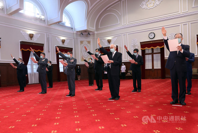 「新任行政院、考試院、國家安全會議及中央研究院政務人員宣誓典禮」7日在總統府舉行,中央研究院院長廖俊智(前排左1)、國防部參謀本部參謀總長陳寶餘(前排左2)等人宣誓就職。中央社記者鄭傑文攝 110年9月7日
