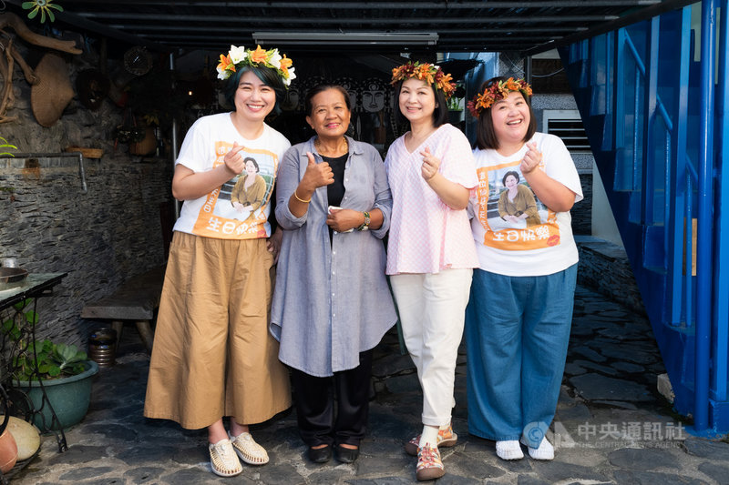 藝人楊貴媚(右2)、鍾欣凌(右1)與嚴藝文(左1)前往台東拜訪土坂部落,錄製實境節目「老少女奇遇記」。(桂田文化藝術基金會提供)中央社記者葉冠吟傳真 110年9月7日