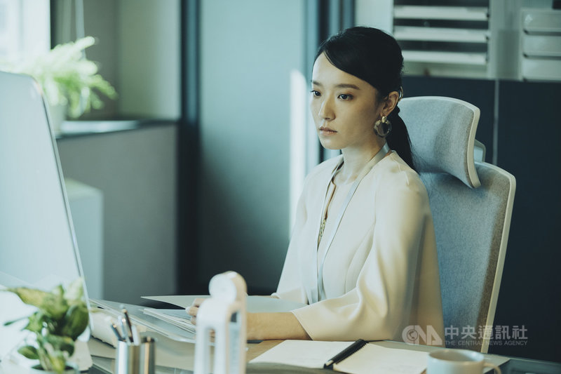 演員林子熙原本想像2049年的服裝會是銀白色系科技感材質，但後來定裝後感受到劇組的用心，她說，「或許過了30年會興起一股復古潮流」。（瀚草影視提供）中央社記者葉冠吟傳真  110年9月7日