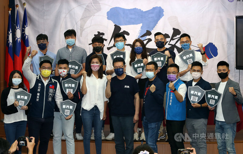 國民黨青年部7日召開「為戰鬥藍青年點讚」記者會,中廣董事長趙少康(前中)表示,他要鼓勵年輕人參與明年的議員選舉,拿出戰鬥精神他就願意協助。中央社記者郭日曉攝 110年9月7日