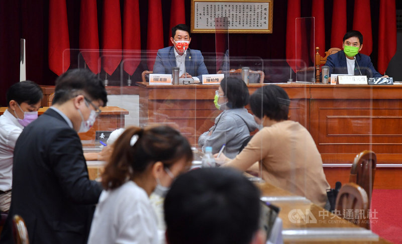 民進黨立委莊瑞雄(後右)、台灣基進立委陳柏惟(後左)7日在立法院舉行「隱身在合法機上盒的盜版問題」公聽會,邀集產官學代表與會,討論非法機上盒問題。中央社記者王飛華攝 110年9月7日