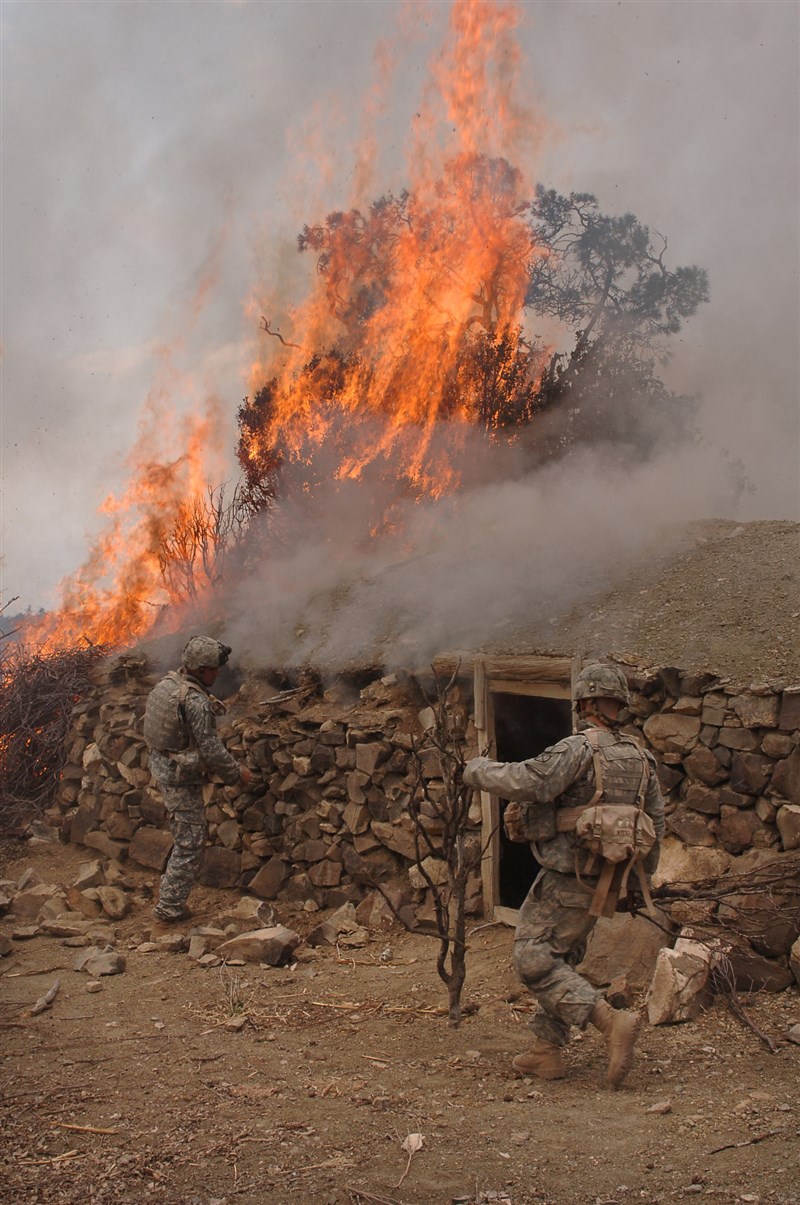 2007年3月美軍燒毀塔利班的安全屋。(圖取自Flickr;作者The U.S. Army,CC BY 2.0)