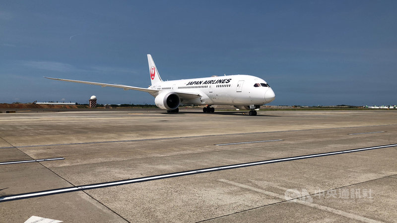 日本捐贈台灣的第4批AZ疫苗6.4萬劑7日下午運抵桃園國際機場,經通關作業後,將送至冷儲物流中心進行檢驗封緘作業。中央社記者吳睿騏桃園機場攝 110年9月7日