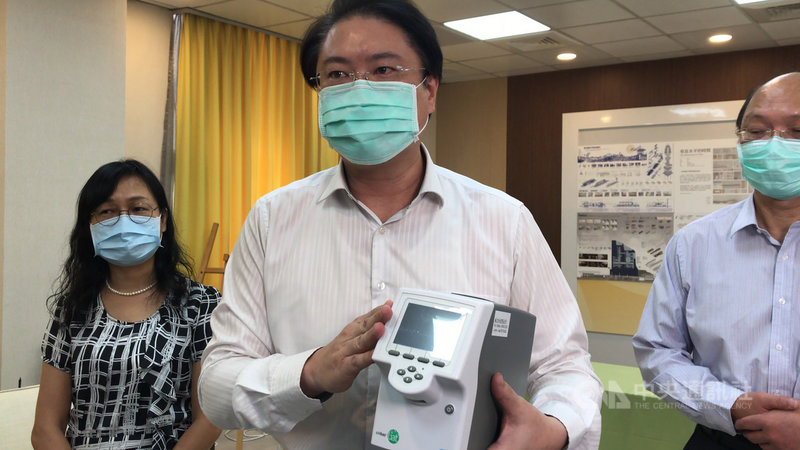 新北市某幼兒園群聚案擴大,基隆市長林右昌(中)7日表示,市府成立快速打擊機制,由市立醫院執行,校園若有疑慮個案立即入校以移動式核酸檢測(PCR)重點快速篩檢,20分鐘內就會有結果。中央社記者王朝鈺攝 110年9月7日