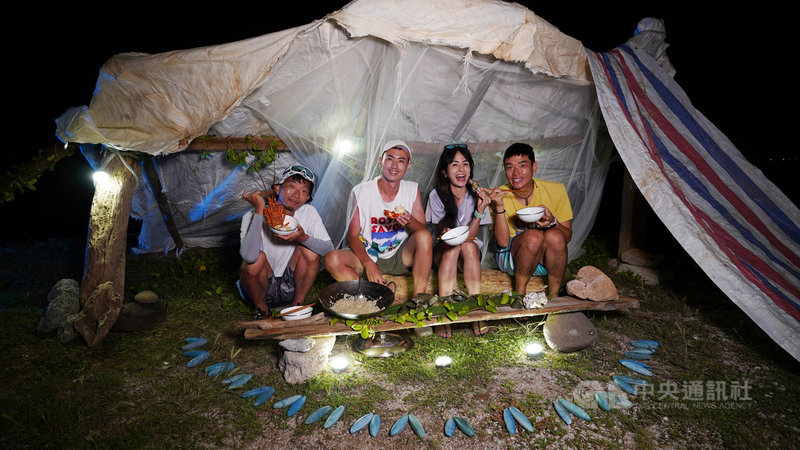 行腳節目「上山下海過一夜」主持人群挑戰前往澎湖無人島,島上沒水、沒電、沒工具,得靠自己求生24小時,體驗原始荒島生活。(三立提供)中央社記者葉冠吟傳真 110年9月7日