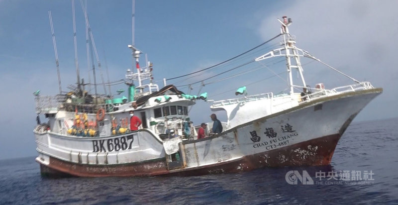 海巡署戒護成功馳救屏東漁船漁會贈匾感謝 地方 中央社cna 海巡署戒護成功馳救屏東漁船漁會贈匾感謝 地方 中央社cna