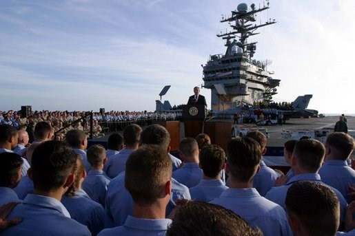2003年5月1日時任美國總統小布希在美軍航艦林肯號宣告伊拉克任務結束。(圖取自維基百科,版權屬公有領域)