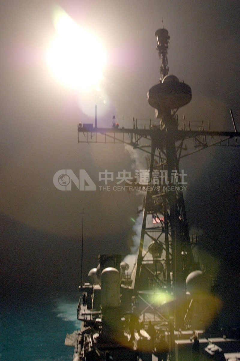 2003年3月,美國與伊拉克爆發第二次波斯灣戰爭。圖為在波斯灣北部巡弋的美國考本斯號巡洋艦發射戰斧飛彈,攻擊伊拉克境內的目標,當時中央社記者陳正杰正在艦上採訪。(中央社檔案照片)