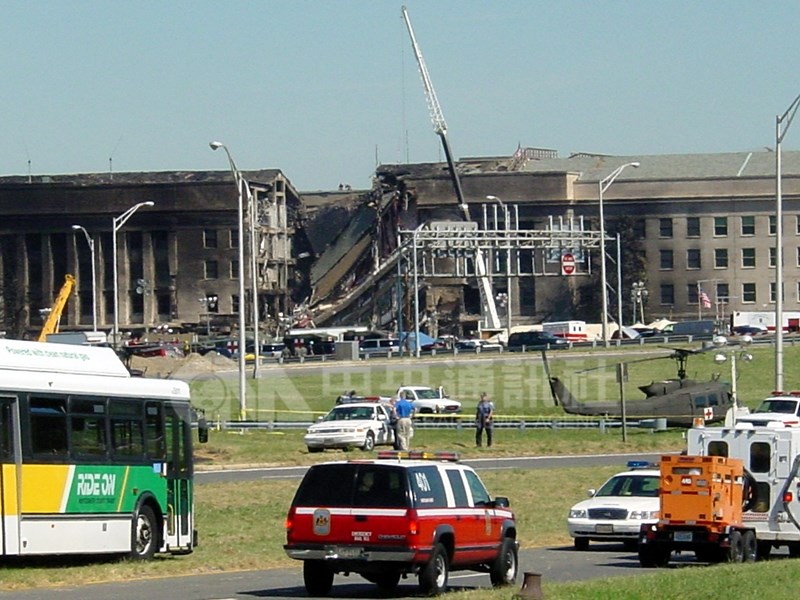 2001年9月11日,美國國防部五角大廈遭恐怖份子劫持的波音757客機撞擊,西側斷成兩半。(中央社檔案照片)