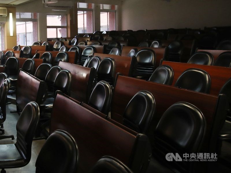 教育部7日正式發布COVID-19大專防疫管理指引,實體授課須符合室內80人以下、固定座位、實聯制等條件。(中央社檔案照片)