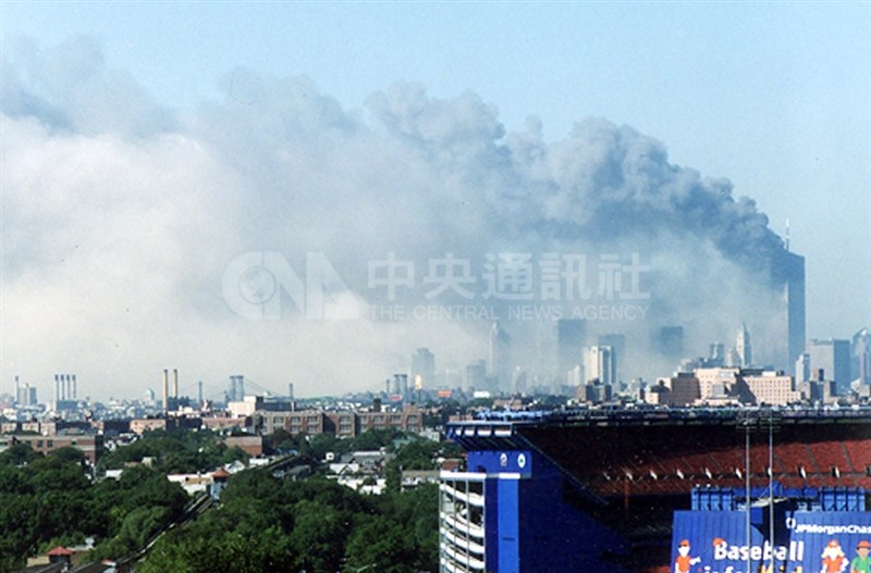 911恐攻發生時,美聯社記者德魯拍下一名男子從世貿中心跳樓瞬間,引發爭論。圖為美國紐約世界貿易中心兩棟大樓遭飛機撞擊後先後坍塌,北棟在傾倒前冒出濃濃的煙。(中央社檔案照片)