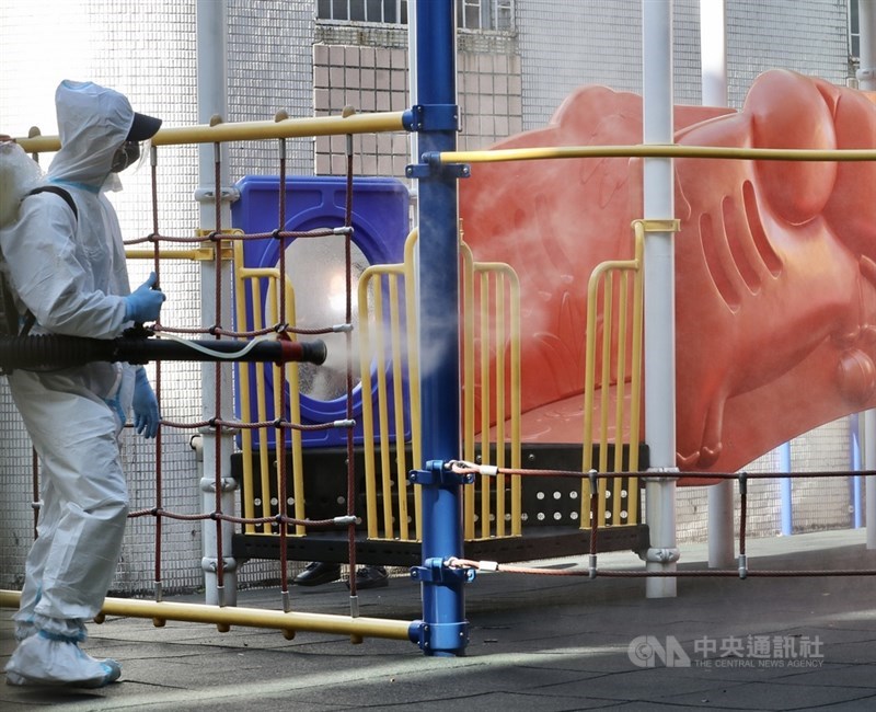 新北市某幼兒園爆發COVID-19群聚感染,台北市有2名學童遭匡列居家隔離,造成台北市3所小學附設幼兒園7日預防性停課一天。學校上午進行環境消毒。中央社記者張皓安攝 110年9月7日
