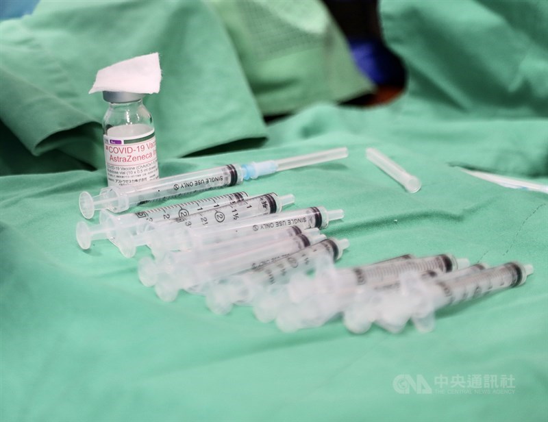 日本第4度捐贈的6.4萬劑AZ疫苗7日下午抵台。(中央社檔案照片)