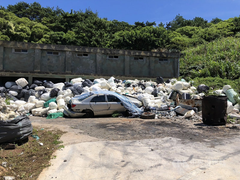 全國NGOs環境會議系列座談會馬祖場8日舉行,針對海漂垃圾議題,東引中柳村長劉家宏表示,東引保麗龍因體積大且重量輕,島嶼垃圾運輸機制成本高,再回收的塑塊也無利用價值,目前東引地區保麗龍多以網子放置,多年持續堆放,盼能改變傳統電融法,尋求保麗龍減容貨櫃以化學藥劑處理,再回收使用。(劉家宏提供)中央社記者邱筠馬祖傳真 110年9月8日