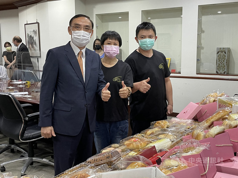 法務部8日下午舉行媒體茶敘,邀請更生人「阿芬」(前右2)及其丈夫出席,分享個人更生蛻變過程,並開心與法務部長蔡清祥(前左)合影。中央社記者劉世怡攝 110年9月8日