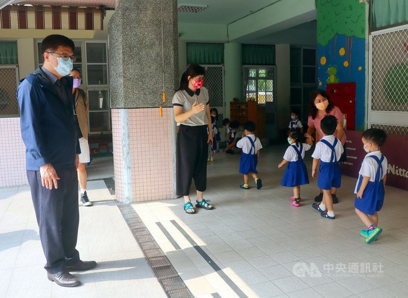 高雄市教育局長謝文斌(左)8日分別至鳳山麥米倫幼兒園、前金幼兒園關心幼兒園執行防疫措施情形,也提醒教職員工與幼兒應確實戴好口罩、保持室內空氣流通,具北部旅遊史或接觸史者如有相關症狀應主動說明,必要時進行環境採檢。(高雄市教育局提供)中央社記者侯文婷傳真 110年9月8日