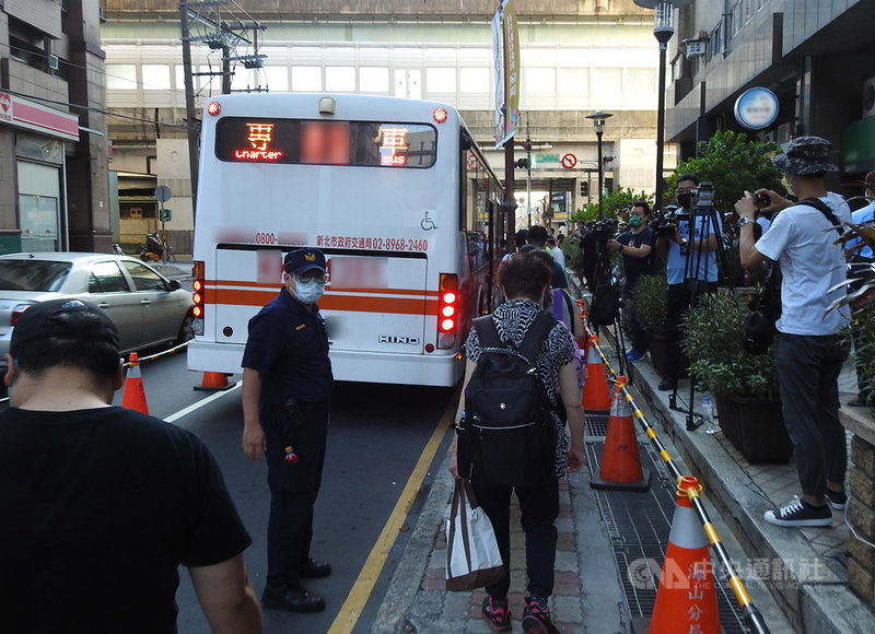 新北幼兒園群聚案延燒,Delta變種病毒株來襲,市府8日表示,板橋某社區大樓B棟清空集中檢疫400人,下午已調派防疫專車協助將居民送往隔離處所。中央社記者王鴻國攝 110年9月8日