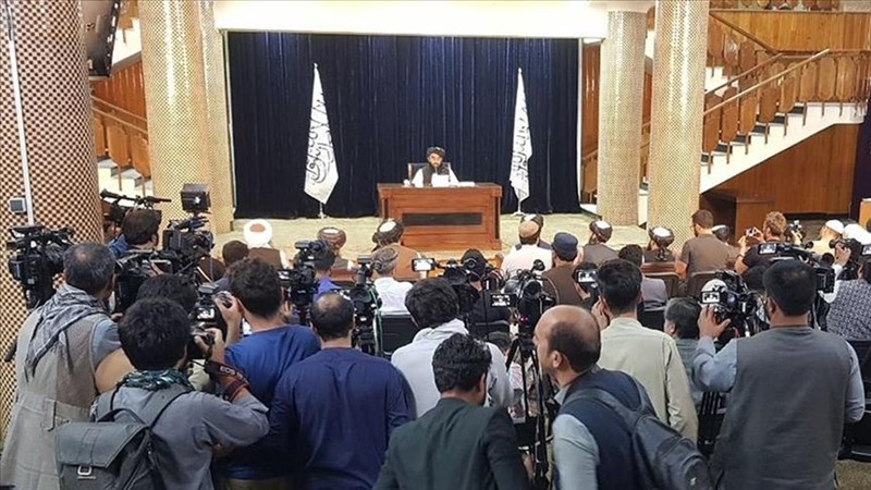 阿富汗武裝組織塔利班7日宣布成立新政府,最高領袖艾昆薩達表示會致力信守和伊斯蘭教法不牴觸的國際法、條約和承諾。圖為塔利班官方發言人穆賈希德7日舉辦記者會。(安納杜魯新聞社)