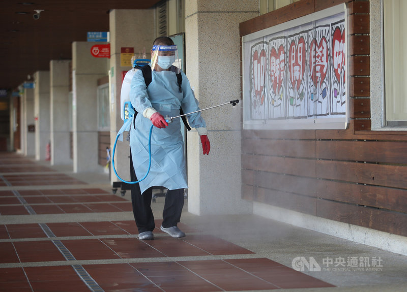 北市南港區某國小因有學生與新北幼兒園染疫童出遊而遭匡列,校方8日表示,這名學生全家PCR採檢結果皆為陰性,學生所屬班級將預防性停課至12日,校園也進行全面性消毒。中央社記者張新偉攝 110年9月8日