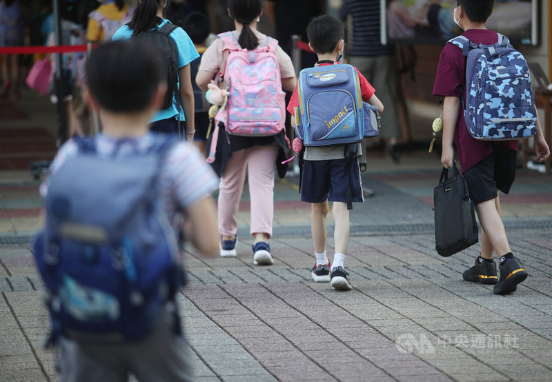 北市南港區某國小因有學生與新北幼兒園染疫童出遊而遭匡列,校方8日表示,這名學生全家PCR採檢結果皆為陰性,學生所屬班級將預防性停課至12日。圖為上午學生上學情形。中央社記者張新偉攝 110年9月8日