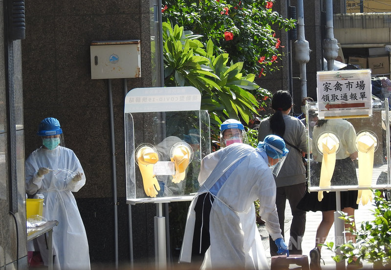 新北市板橋某幼兒園群聚事件經基因定序8日確定是Delta病毒株,再加上有某社區感染情形,除染疫幼兒及家人外,整棟大樓已知6人感染,市府已派機動篩檢隊進駐。中央社記者王鴻國攝 110年9月8日