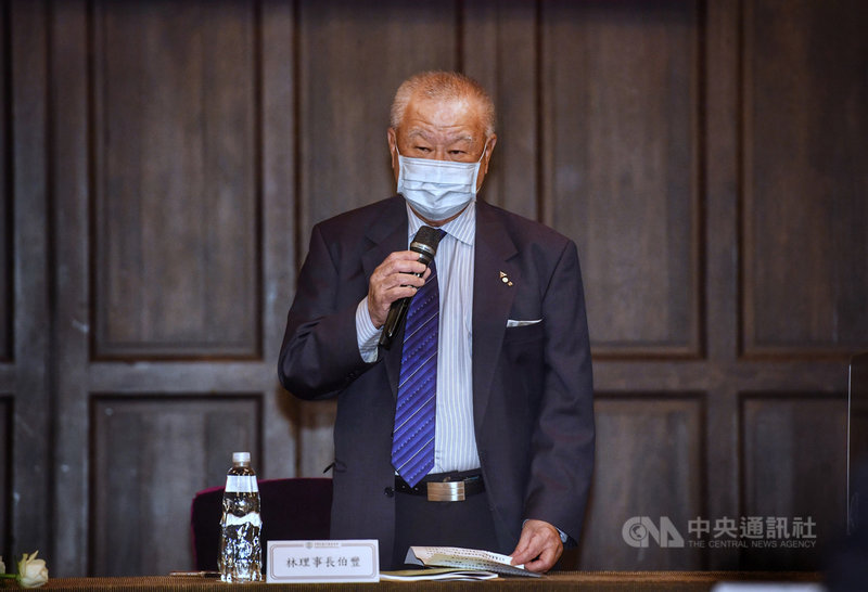 工商協進會8日召開「第25屆第14次理監事聯席會議」,理事長林伯豐致詞表示,內需產業受疫情嚴重影響,呼籲政府今年不調漲基本工資,待疫情減緩再來商議,同時針對受疫情影響產業的人才培訓、薪資、無薪假等設置補貼辦法。中央社記者王飛華攝 110年9月8日
