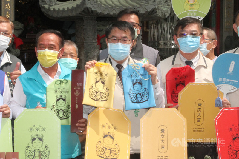 台南市長黃偉哲(前中)8日出席在官田區惠安宮舉辦的菱炭御守、菱炭香等宗教禮俗新品發表會,介紹以菱殼炭發展出的傳統宗教文創商品。中央社記者楊思瑞攝 110年9月8日