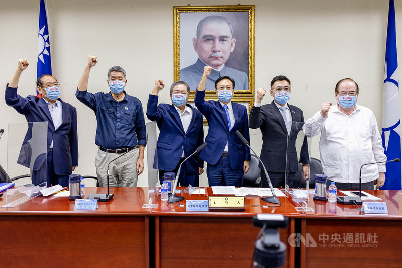 國民黨將於25日舉辦黨主席選舉,中常會8日邀請現任黨主席江啟臣(右2)、前新北市長朱立倫、孫文學校總校長張亞中(左2)、前彰化縣長卓伯源(右3)說明參選理念。(國民黨提供)中央社記者劉冠廷傳真 110年9月8日