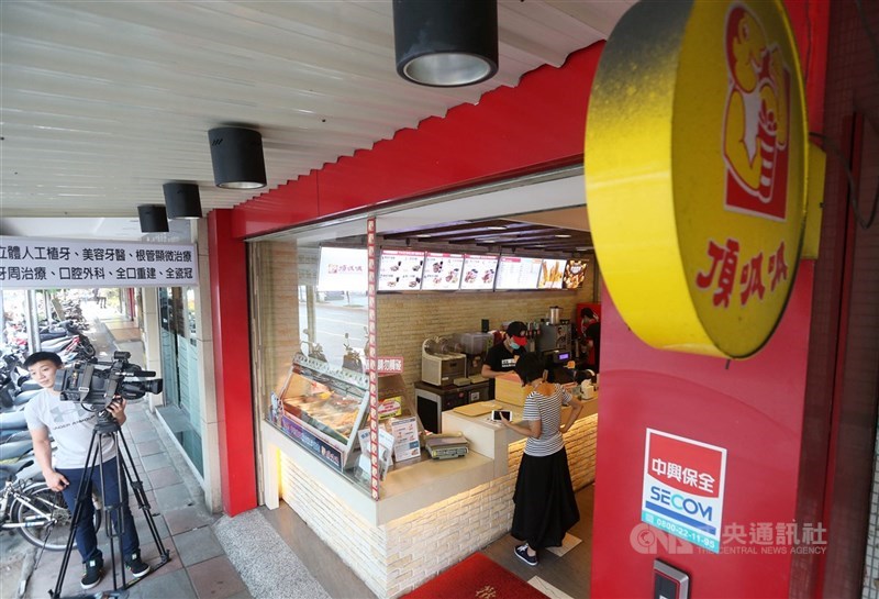 為防範Delta疫情,頂呱呱宣布,全台街邊門市即日起到15日都禁止內用及洗手間服務。(中央社檔案照片)