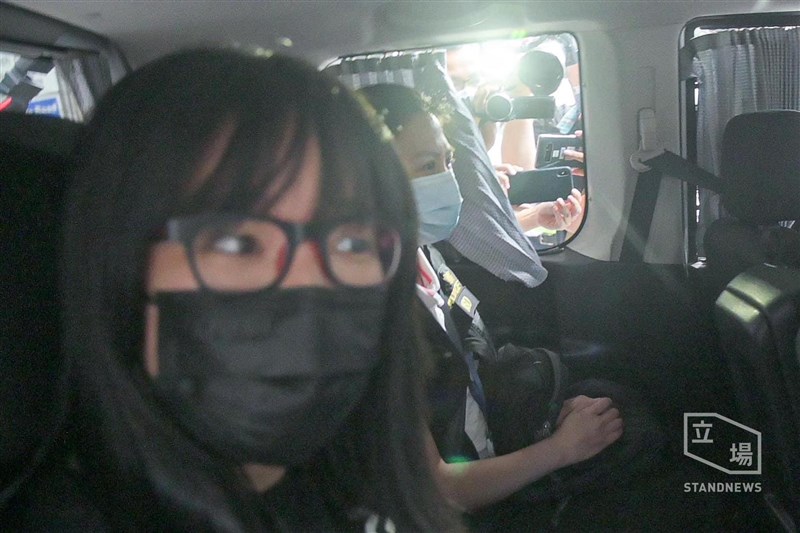 香港支聯會副主席鄒幸彤(前)8日遭逮捕。(圖取自立場新聞)