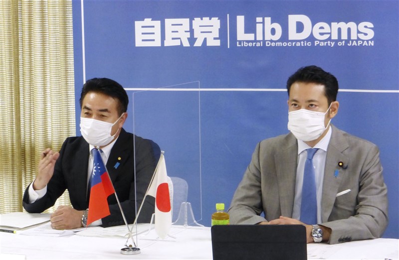 日本自民黨參議員佐藤正久(左)8日表示,台海有事時,北韓、俄羅斯可能趁隙挑起戰端,對日本北方爭議四島有所動作,日本應擬好對策。(共同社)