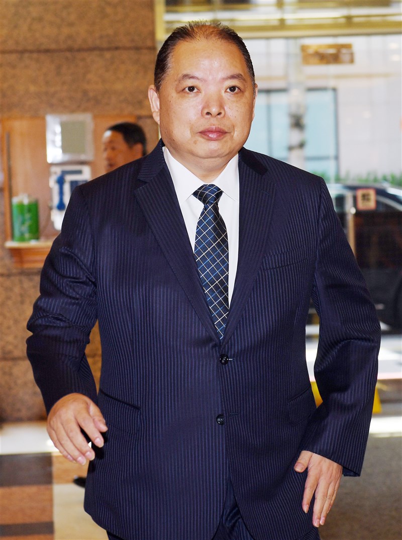 媒體報導指,民進黨英系大老黃承國(前)為黑道入黨風波善後,辭去國策顧問一職。對此,總統府8日說,數月前黃承國向總統蔡英文辭任。(中央社檔案照片)