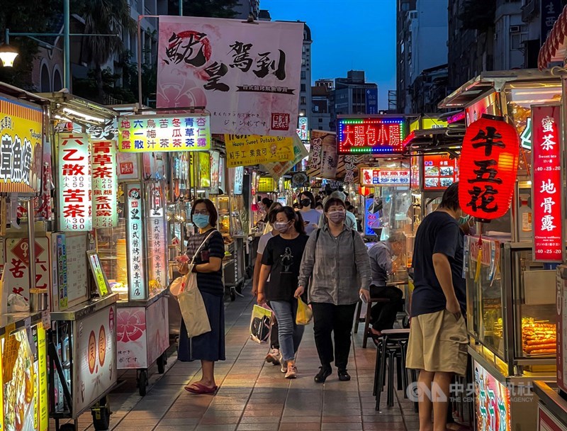 行政院9日公布五倍券振興方案,為鼓勵民眾綁定數位券,前400萬名綁定者可獲得經濟部加碼500元的「好食券」,可用在餐飲、糕餅業、夜市、市場等,不須抽籤。圖為台北寧夏夜市。中央社記者裴禛攝 110年9月9日