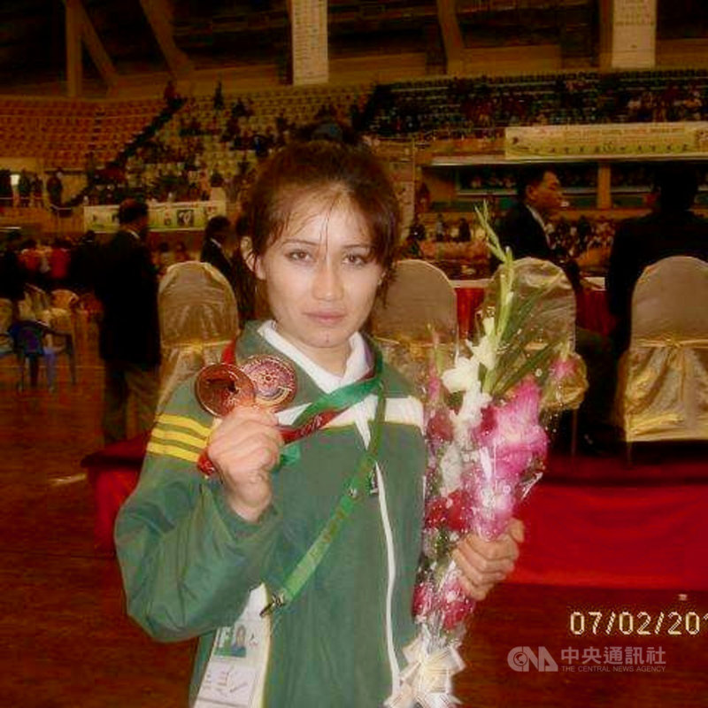 阿富汗空手道女選手阿薩迪小時候即是難民,她在巴基斯坦學空手道,表現傑出,18歲時首度參加國際比賽,代表巴基斯坦拿下銀牌,但無法代表阿富汗讓她非常傷心。(阿薩迪提供)中央社記者石秀娟雅加達傳真 110年9月9日