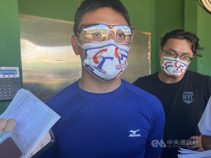中職樂天桃猿隊選秀第2指名邱駿威(前)入選U23世界盃棒球賽中華隊,不過在U23賽事有投球限制,單場不能投超過50顆球,超過40顆球至少要休息1天,不能連3天出賽。中央社記者楊啟芳攝 110年9月9日