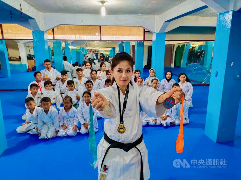 滯留印尼的阿富汗難民、空手道選手阿薩迪(前)在2021年參加印尼茂物市長盃線上空手道競賽,在300位參賽者中勝出,勇奪金牌。(阿薩迪提供)中央社記者石秀娟雅加達傳真 110年9月9日