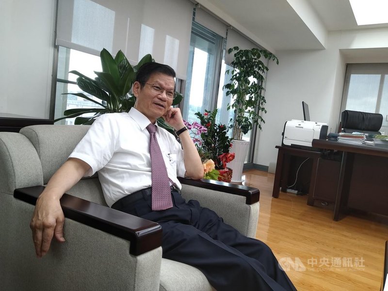 2021年威爾許化學獎得主翁啟惠是台南一中第21屆校友,他說自己發明的靈感來自做菜,常為了方便,把所有菜都丟進電鍋煮,「有天突然靈機一動,化學實驗就像做菜,一定有方法快速合成且量產。」(台南一中提供)中央社記者張榮祥台南傳真 110年9月9日