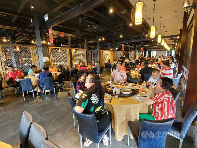 國內COVID-19疫情延燒,台中市大雅區公所卻帶著百餘名鄰里長前往南部文康活動,用餐時還共鍋共食。(台中市議員曾朝榮提供)中央社記者趙麗妍傳真 110年9月9日