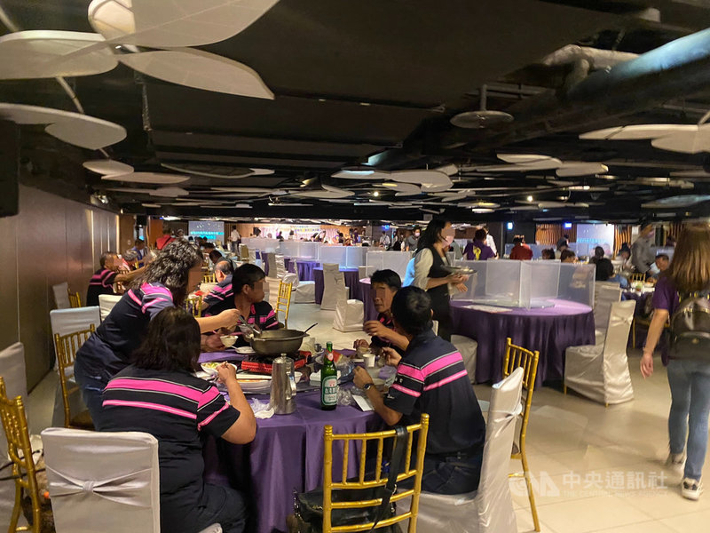 國內COVID-19疫情延燒,台中市大雅區公所卻舉辦2梯次的鄰里長文康活動到南部出遊2天1夜,用餐時還共鍋共食,未落實防疫規定。(台中市議員曾朝榮提供)中央社記者趙麗妍傳真 110年9月9日