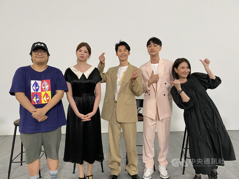 台劇「想見你」編劇簡奇峯(左起)、林欣慧、演員許光漢、施柏宇及製作人麻怡婷應邀出席韓國首爾國際電視節線上座談,揭祕選角全靠「眼神」。(三鳳製作提供)中央社記者葉冠吟傳真 110年9月9日