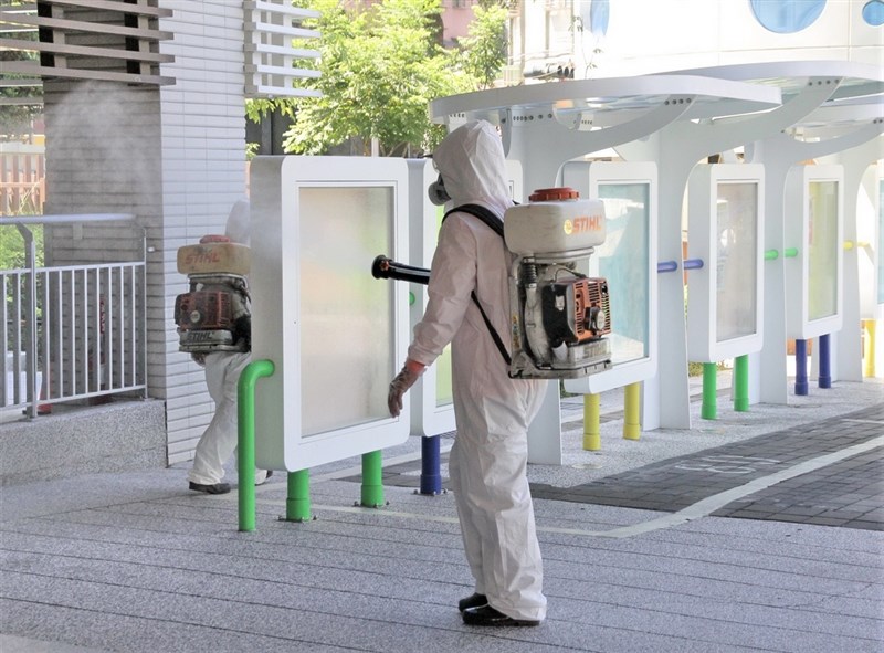 新北市府表示,受幼兒園群聚染疫影響,其中預防性停課的13校因居家隔離學生的PCR採檢陰性,將於10日復課,各校也完成環境消毒。(新北教育局提供)