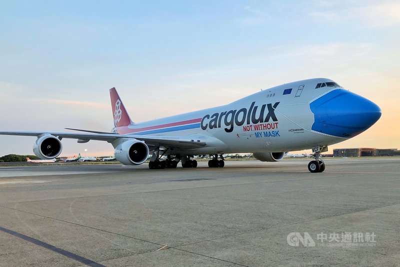 台灣第2批約91萬劑BNT疫苗,9日由盧森堡國際貨運航空CV-7962貨機載運送抵桃園國際機場。中央社記者吳睿騏桃園機場攝 110年9月9日