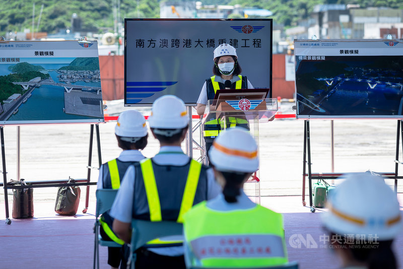 總統蔡英文(後)9日視導宜蘭「南方澳跨港大橋重建工程」時說,大橋預計明年9月18日完工,請大家不分中央、地方,保持密切合作,務必讓工程如期、如質完工。(總統府提供)中央社記者謝佳珍傳真 110年9月9日